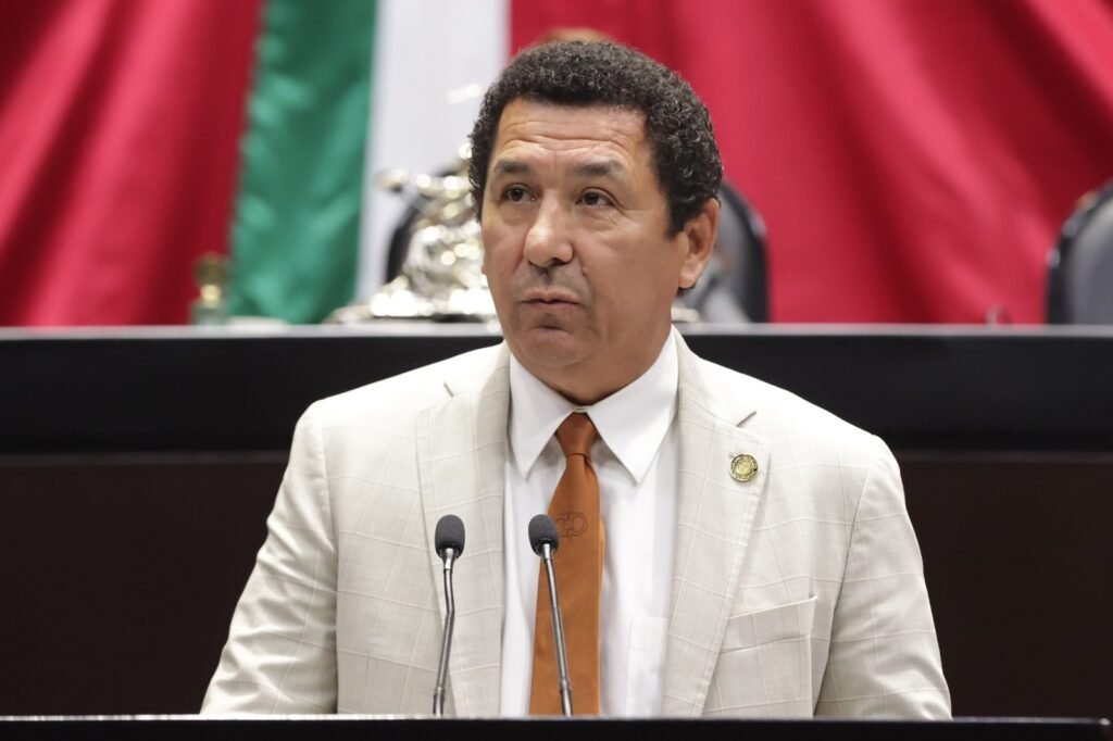 El diputado Mario Alberto López Hernández (PVEM) presentó una iniciativa para prohibir fumar en playas y áreas naturales protegidas.
