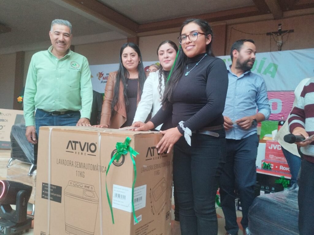 En el marco del Día del Maestro, el Ayuntamiento de San José del Rincón reconoció a más de 2 mil docentes del municipio.
