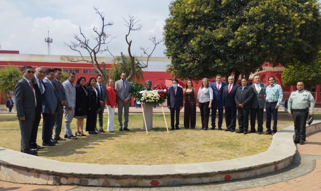 El presidente municipal, Mario Santana Carbajal, y miembros del cabildo encabezaron la ceremonia Conmemorativa del CLVII Aniversario de Villa Victoria.
