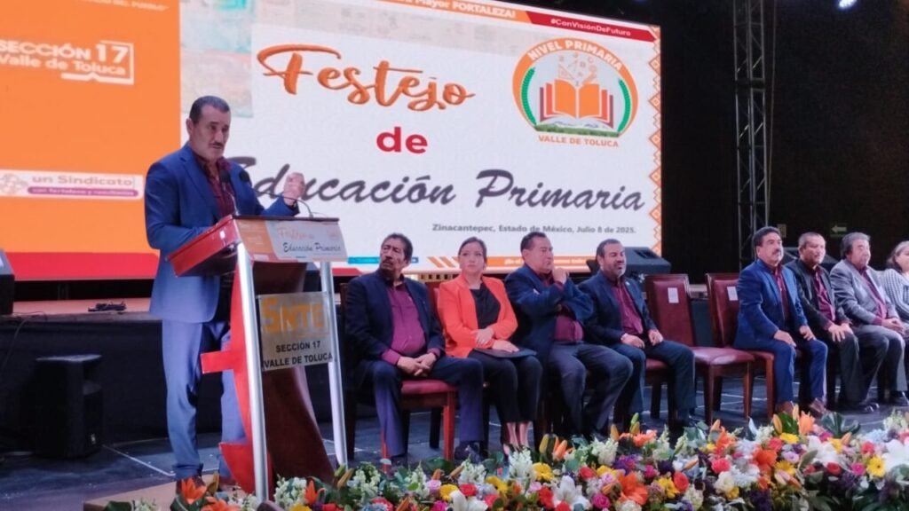 José Alfredo Geraldo Benoit, secretario general de la Sección 17 del SNTE, encabezó el festejo del nivel primaria.
