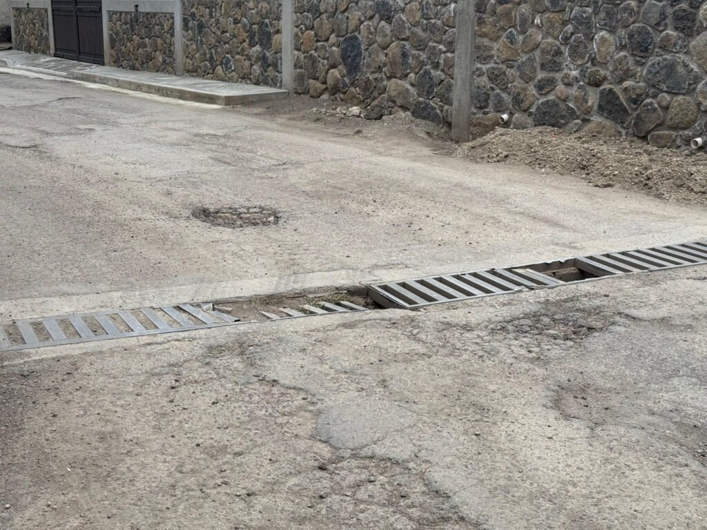Inician los trabajos de rehabilitación de la carpeta asfáltica en la comunidad de Santa Clara.