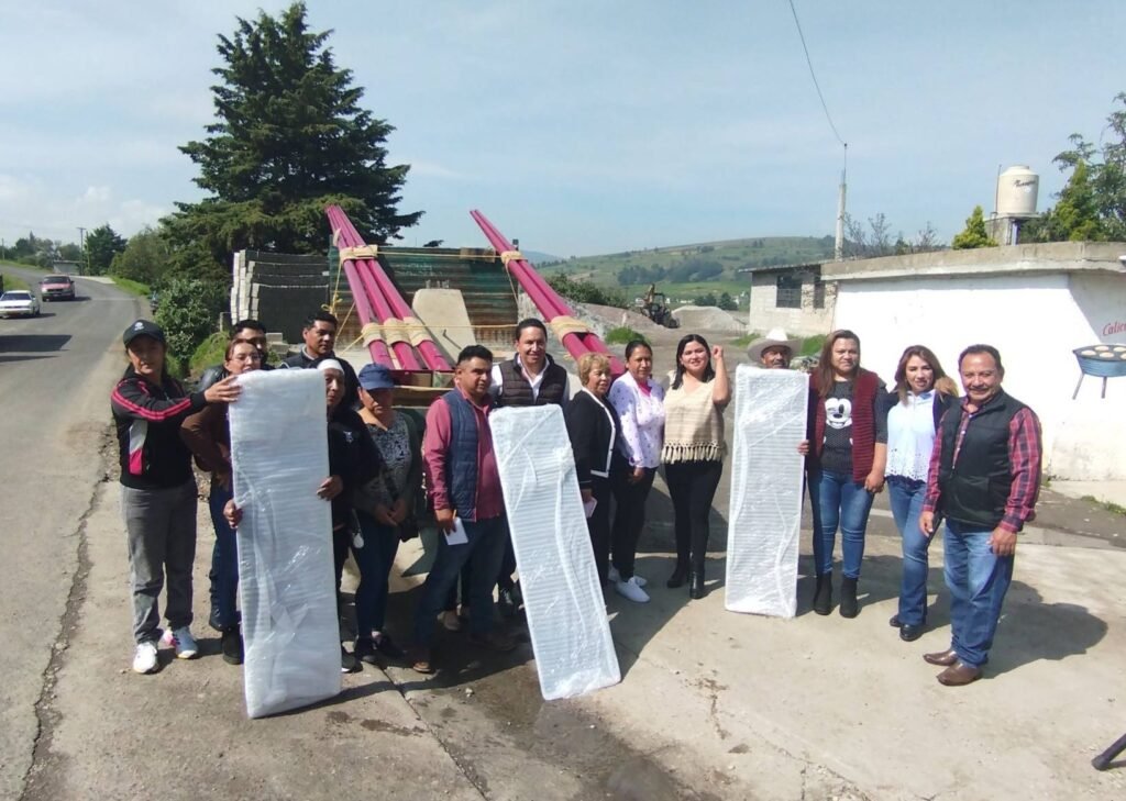 La alcaldesa Aylin López González encabezó el arranque de la ampliación del sistema de alumbrado público sobre la carretera de acceso a la localidad.