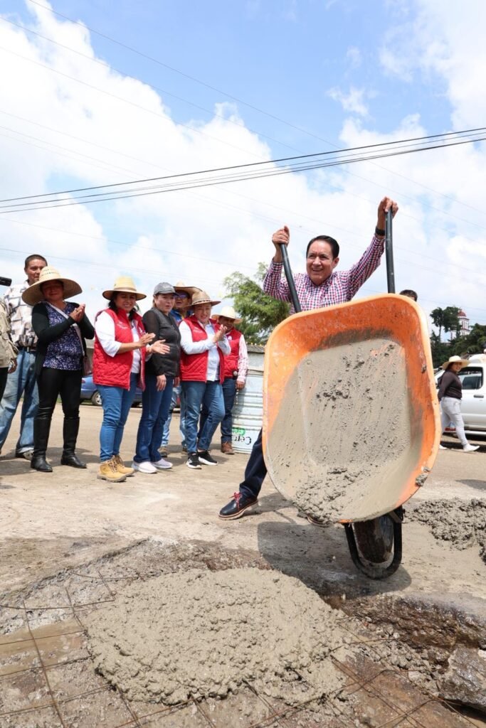ARTESANOS DE VILLA DE ALLENDE SE BENEFICIAN CON EL PROGRAMA MANOS MÁGICAS 2025
Villa de Allende, Estado de México. Por ser uno de los municipios con mayor vocación artesanal en la entidad, Villa de Allende fue sede de la segunda etapa del programa “Manos Mágicas 2025”, impulsado por el Gobierno del Estado de México a través del Instituto de Investigación y Fomento de las Artesanías (IIFAEM), con el objetivo de fortalecer la economía de las y los creadores mexiquenses.
Durante el acto encabezado por Nelly Minerva Carrasco Godínez, secretaria de Turismo del Estado de México, en representación de la gobernadora Delfina Gómez Álvarez, se destacó que este municipio fue el más beneficiado de la región, con 300 artesanas y artesanos que recibieron un apoyo económico de 3,600 pesos cada uno, en reconocimiento a su talento, esfuerzo y aportación a la identidad cultural mexiquense.
Carrasco Godínez subrayó el compromiso de la administración estatal con este sector, al señalar que la gobernadora ha instruido ampliar la cobertura del programa para cerrar el año con más de 5 mil beneficiarios en 96 municipios.
“La gobernadora nos ha encargado acompañar, respaldar, reconocer, valorar y mostrar al mundo entero lo que hacen las manos mágicas del Estado de México. Cuando hay voluntad y disposición, se pueden atender los temas pendientes, y el apoyo a las y los artesanos es una prioridad”, destacó.
El presidente municipal, Cirilo Flores Velázquez, expresó su orgullo por recibir este programa en Villa de Allende y por ser el municipio con el mayor número de beneficiarios.
Acompañado por el director general del IIFAEM, Agustín Herrera, y por la presidenta del DIF municipal, Araceli Estrada, el alcalde resaltó que el programa “Manos Mágicas 2025” contribuye a dignificar la labor artesanal y brinda un respaldo directo a quienes mantienen viva la tradición y la cultura local.
En total, durante esta entrega regional se benefició a 571 artesanas y artesanos de nueve municipios, entre ellos Amanalco, Donato Guerra, Ixtapan del Oro, Temascaltepec, Tejupilco, Valle de Bravo, Villa Victoria y Villa Guerrero, siendo Villa de Allende el principal punto de distribución y apoyo.