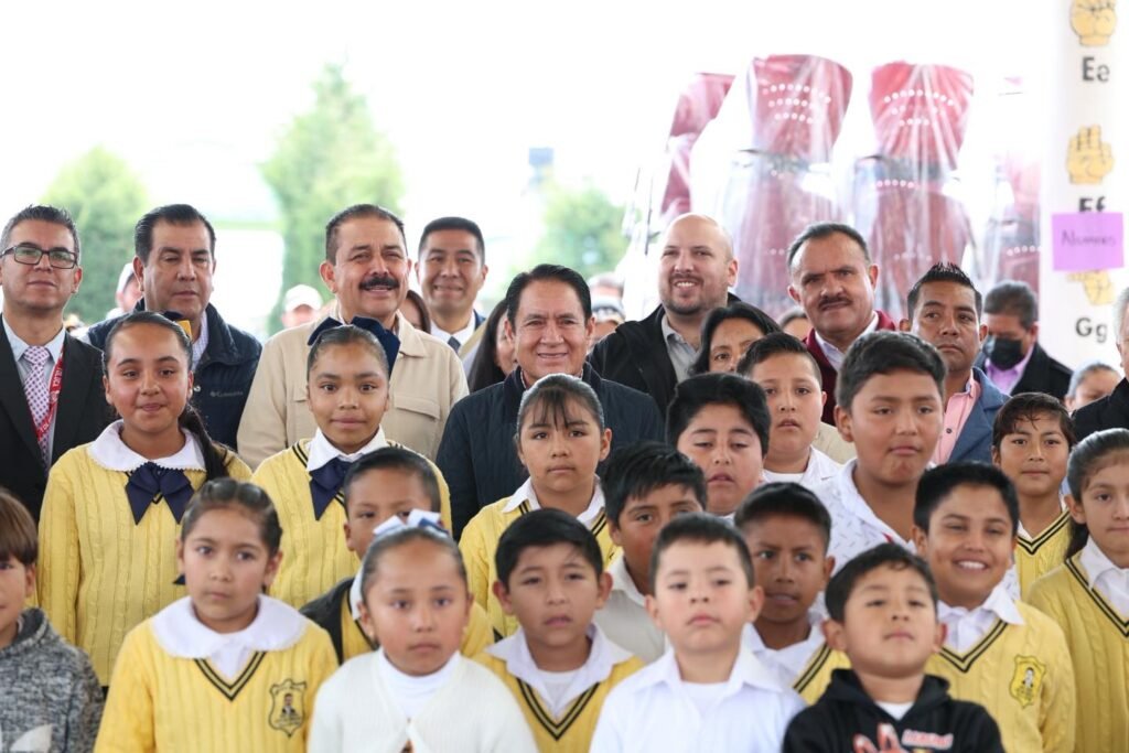 Villa Victoria se beneficia con mobiliario escolar y obras 