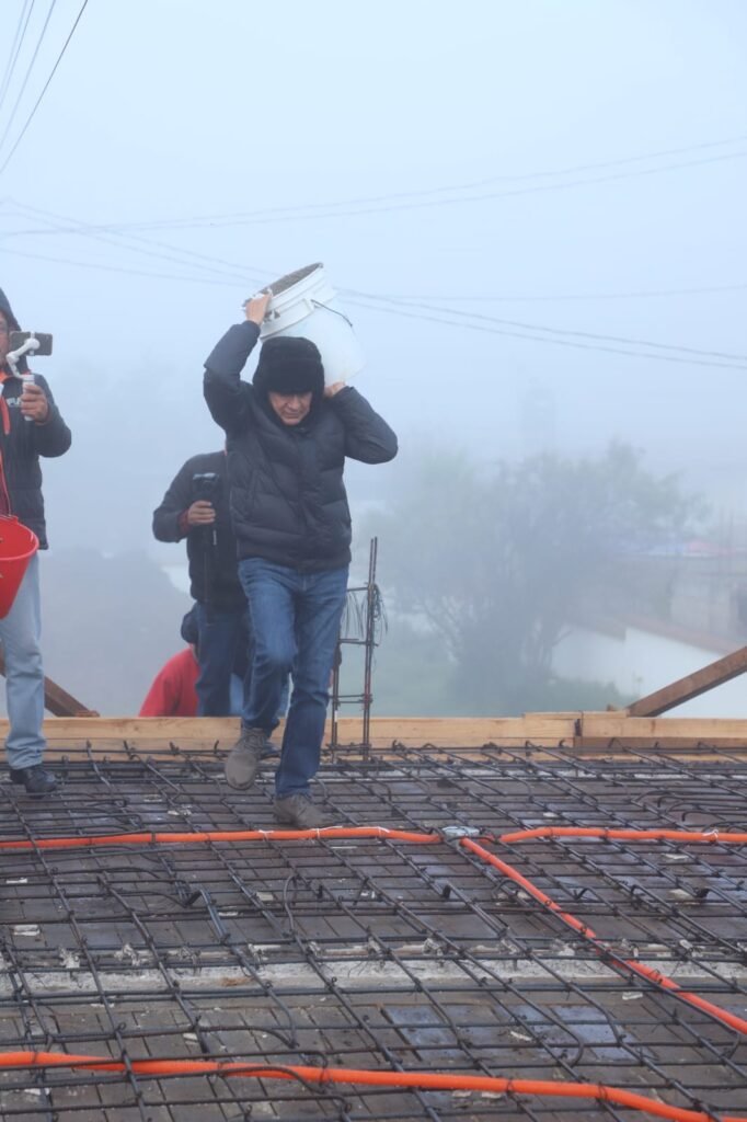 En San Diego del Cerrito, el alcalde de Villa Victoria participó en la faena comunitaria para el colado de losa en los salones de usos múltiples de la iglesia católica