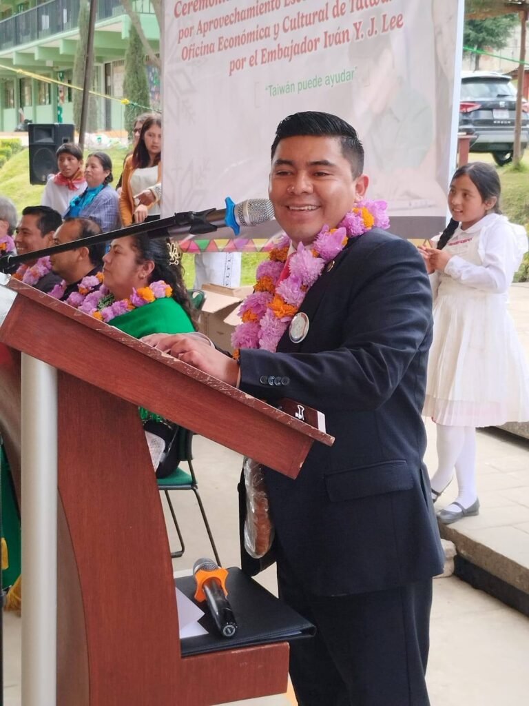 IVÁN MARÍN IMPULSA A JOVENES DE VILLA VICTORIA CON DONACIÓN DE EQUIPOS DE CÓMPUTO 