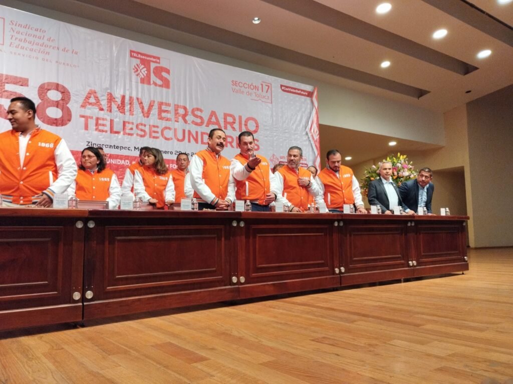 58 aniversario del subsistema de Telesecundarias, encabezado por el líder de la Sección 17 del SNTE, José Alfredo Geraldo Benoit.