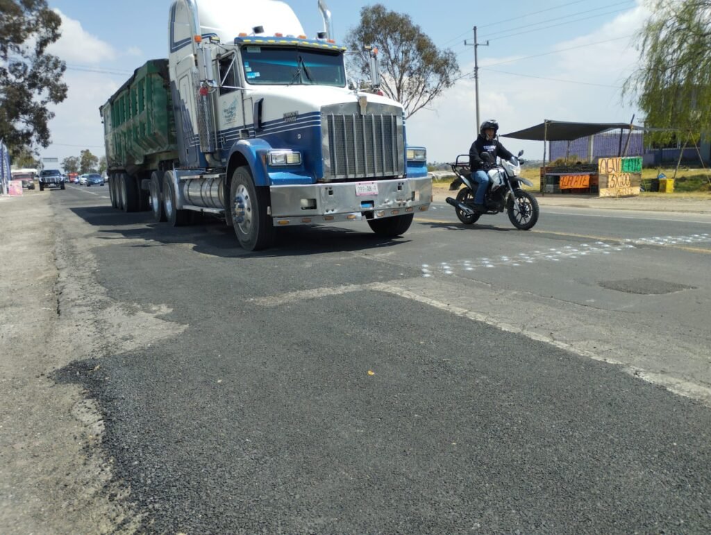TRANSPORTISTAS Y CIUDADANOS EN VILLA VICTORIA REPARAN CON RECURSOS PROPIOS LA CARRETERA TOLUCA–ZITÁCUARO