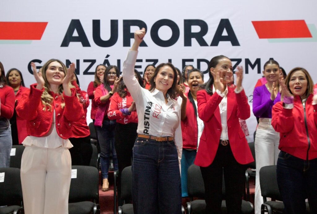 Cristina Ruíz Sandoval, encabezó la toma de protesta de la nueva líder del ONMPRI