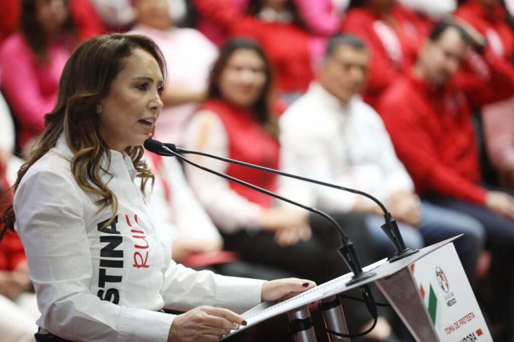 Cristina Ruíz Sandoval, encabezó la toma de protesta