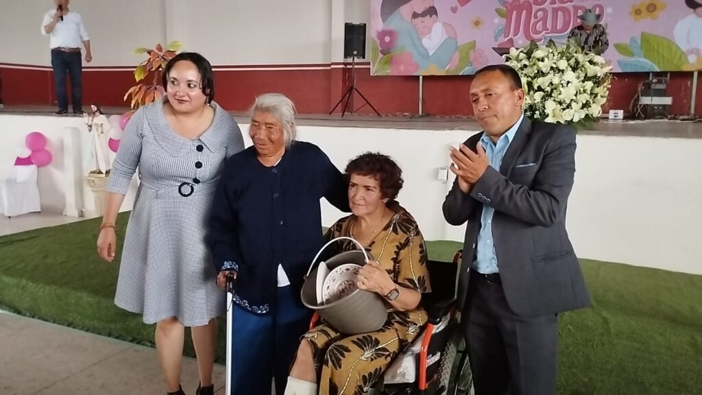 CELEBRAN EL DÍA DE LAS MADRES EN TIMILPAN ENTRE EL JÚBILO Y EL CARIÑO 