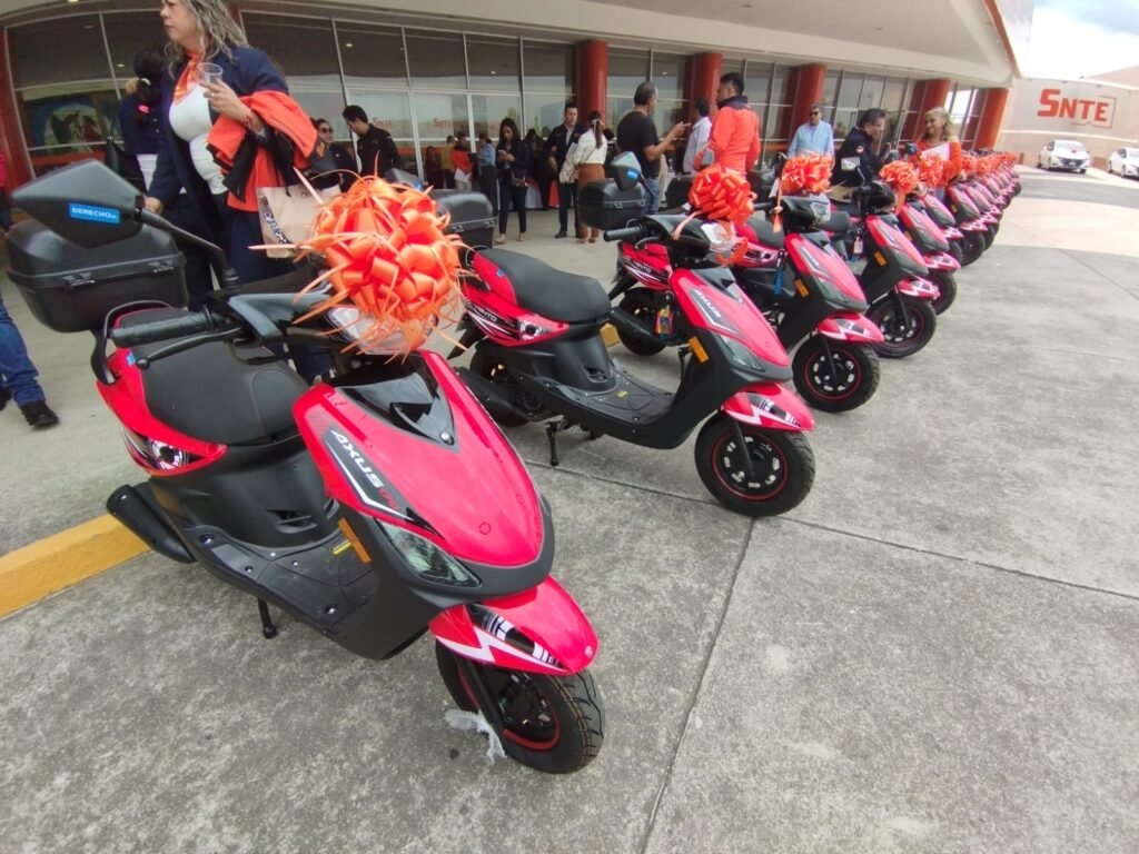 SNTE SECCIÓN 17 ENTREGA 29 AUTOS Y 21 MOTONETAS AL MAGISTERIO