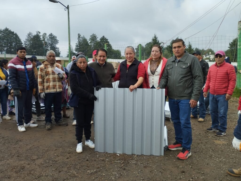 REFUERZA MARIO SANTANA APOYO A LA ECONOMÍA FAMILIAR EN VILLA VICTORIA 