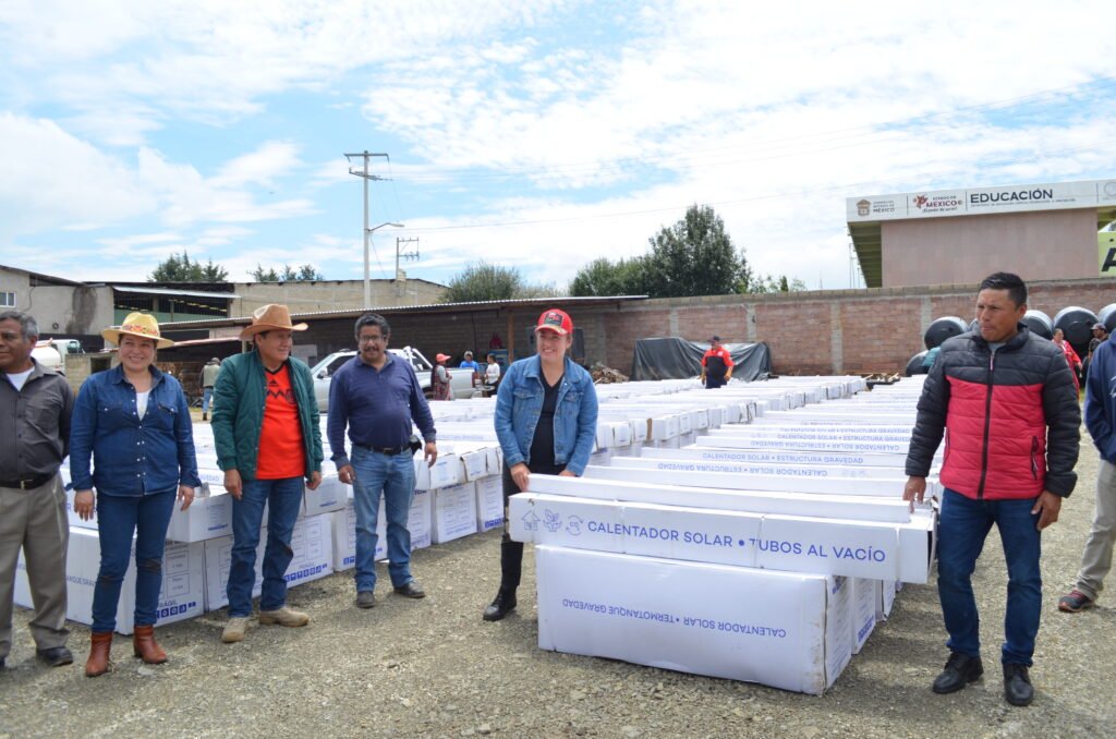 Entrega de tinacos, calentadores solares y herramientas en Villa Victoria.