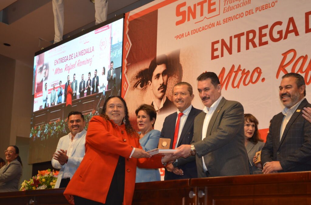 RECONOCE SECCIÓN 17 DEL SNTE A DOCENTES CON MÁS DE 30 AÑOS DE SERVICIO