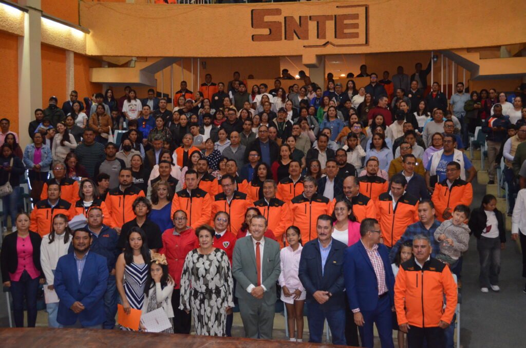 EL SNTE Sección 17 entrega becas de aprovechamientos escolar. 