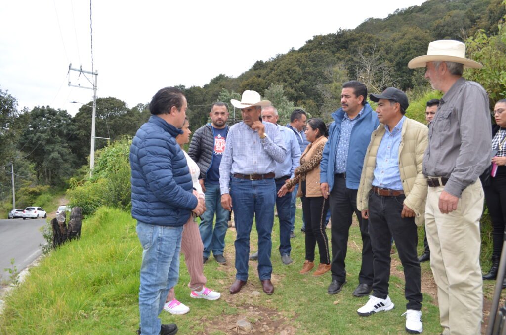 Habitantes de Yondejé, Timilpan, con el alcalde Isaías Lugo García.