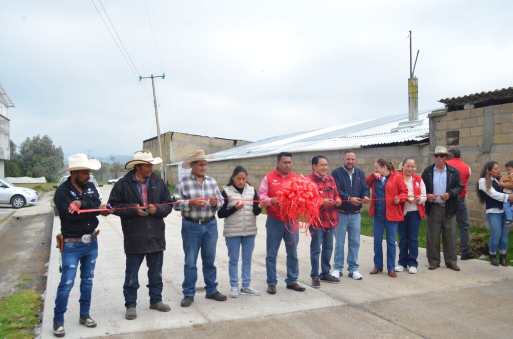 Inauguración de pavimento en Ejido Las Peñas, Villa Victoria.