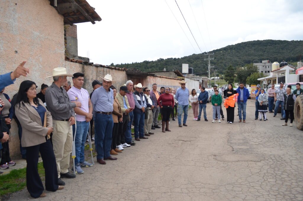 Inicio de pavimento en Yondejé, Timilpan