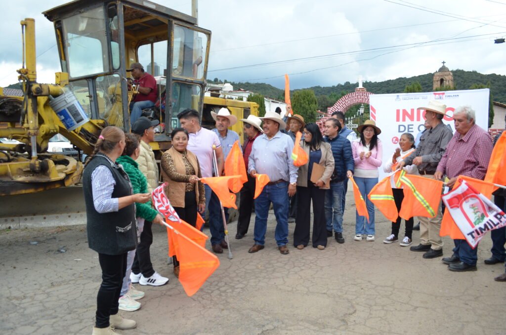 Inicio de pavimento en Yondejé, Timilpan.