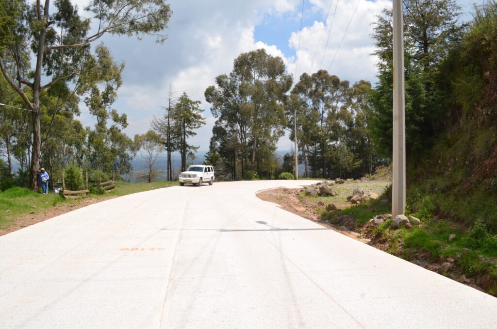 Santiago del Monte, entrega de pavimento, en Villa Victoria.