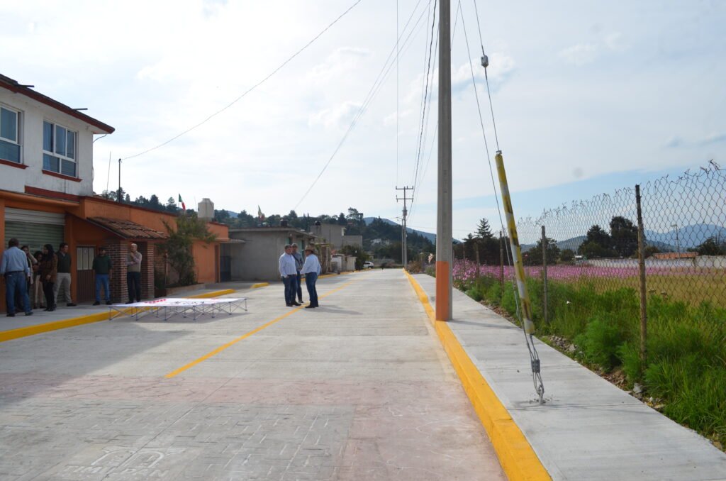 Entregan obra en la calle Allende en la cabecera de Timilpan.