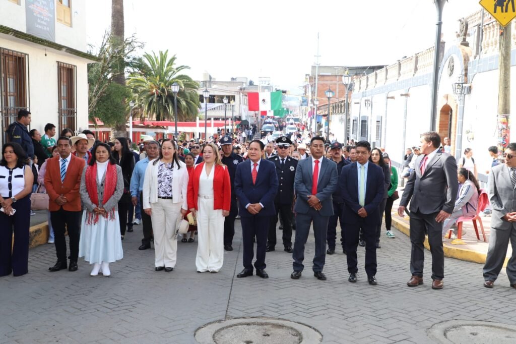 Autoridades municipales de Villa Victoria en el desfile del 16 de septiembre