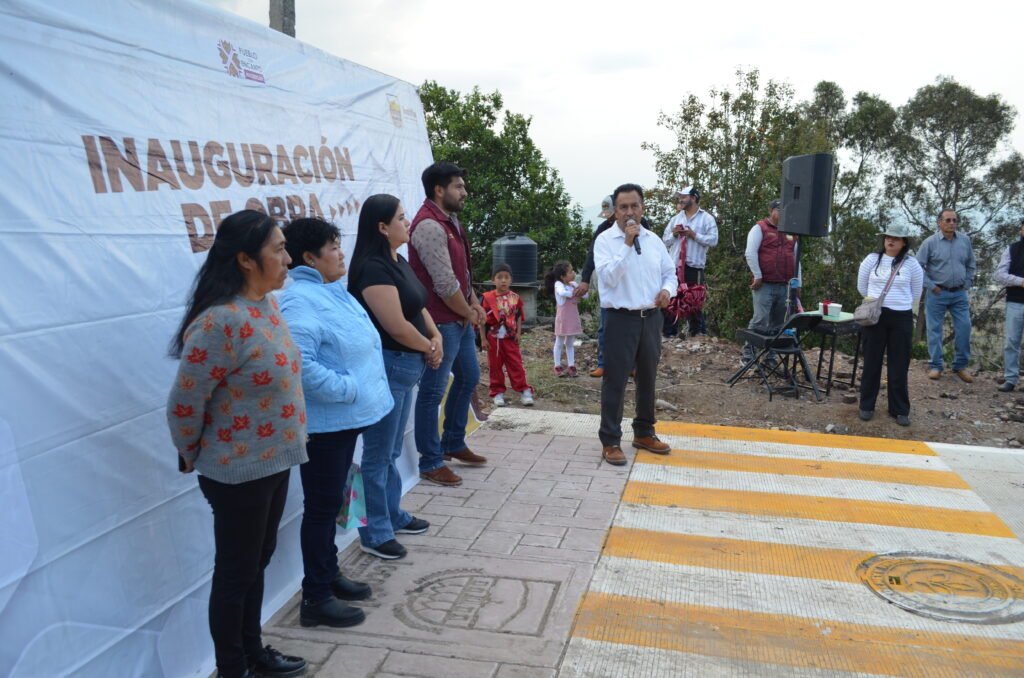 Entrega de pavimento en Santa María Endare
