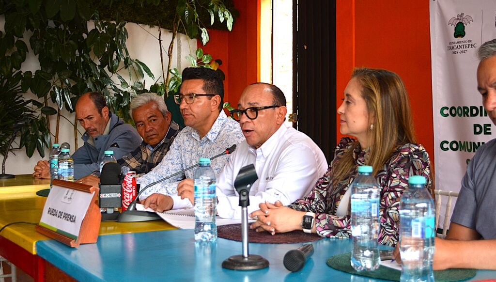 Conferencia de prensa, con el alcalde de Zinacantepec, Manuel Vichis Viveros.