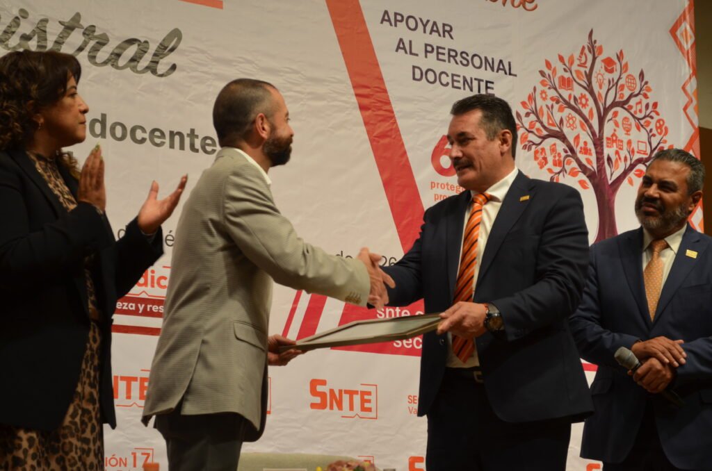 Entrega de reconocimiento al ponente de la conferencia magistral; Secicón17 del SNTE.